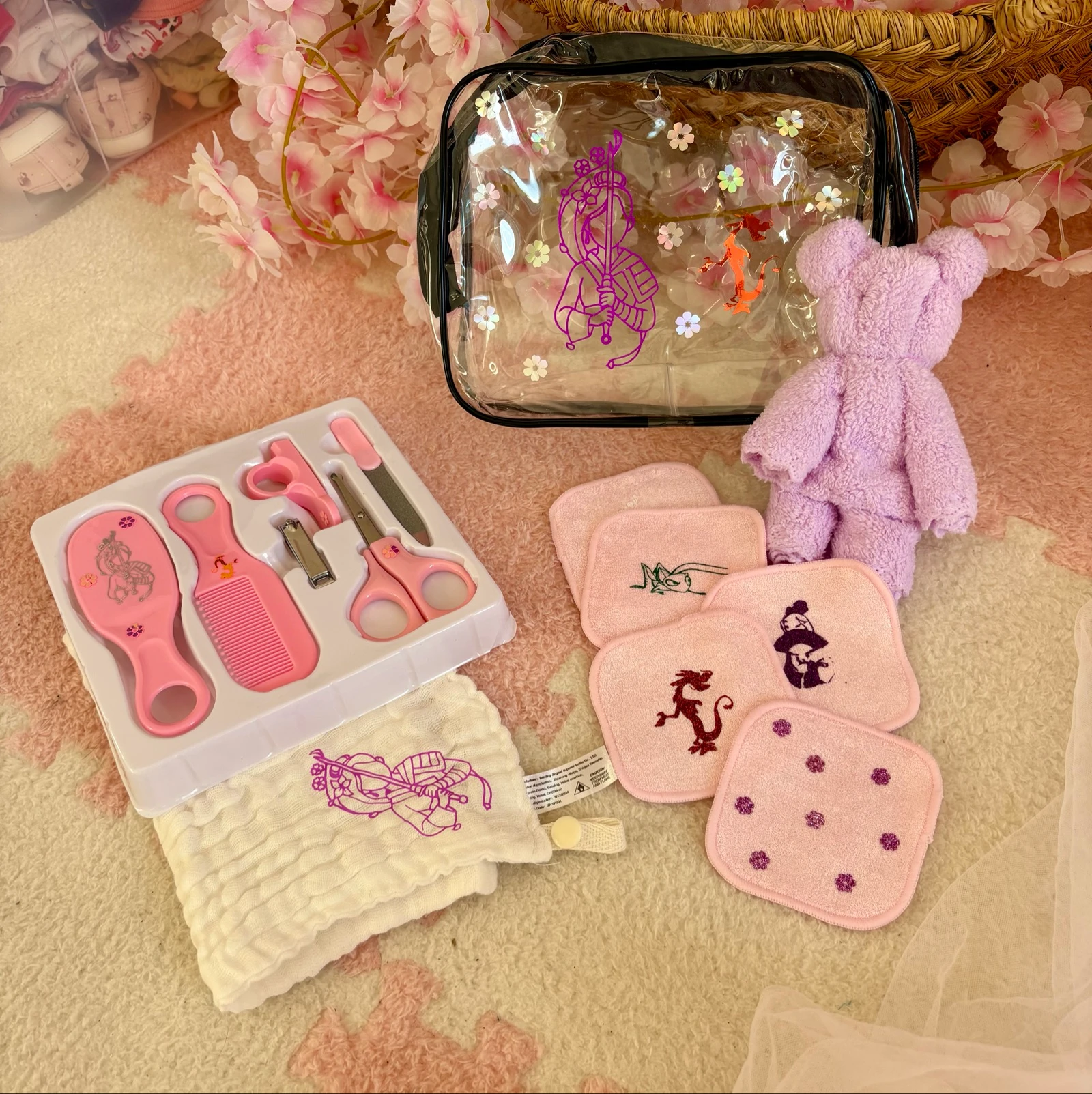 Set naissance Disney Mulan – Kit de soin + pochette + lange + 5 cotons lavables + doudou tout doux